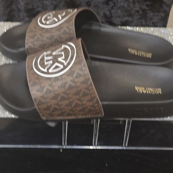 Michael Kors Circle Logo Slide Sandals - Picture 6 of 7